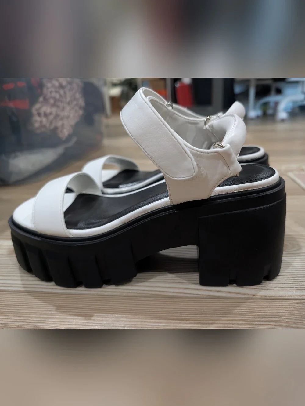 Madden Girl White Chunky Lug Sole Platform Sandals‎ Size 9 Like New